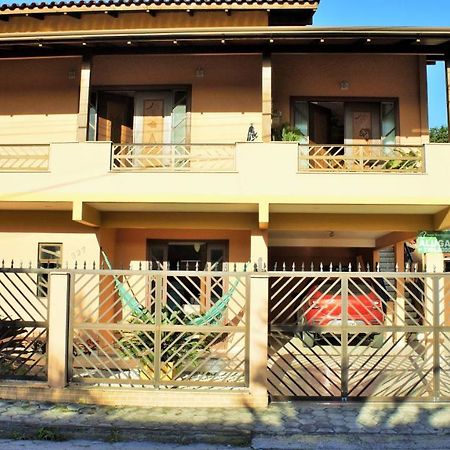 הוילה בומבינאס Casa 02 Dorm Na Rua Salmao מראה חיצוני תמונה