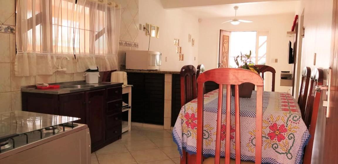 הוילה בומבינאס Casa 02 Dorm Na Rua Salmao מראה חיצוני תמונה