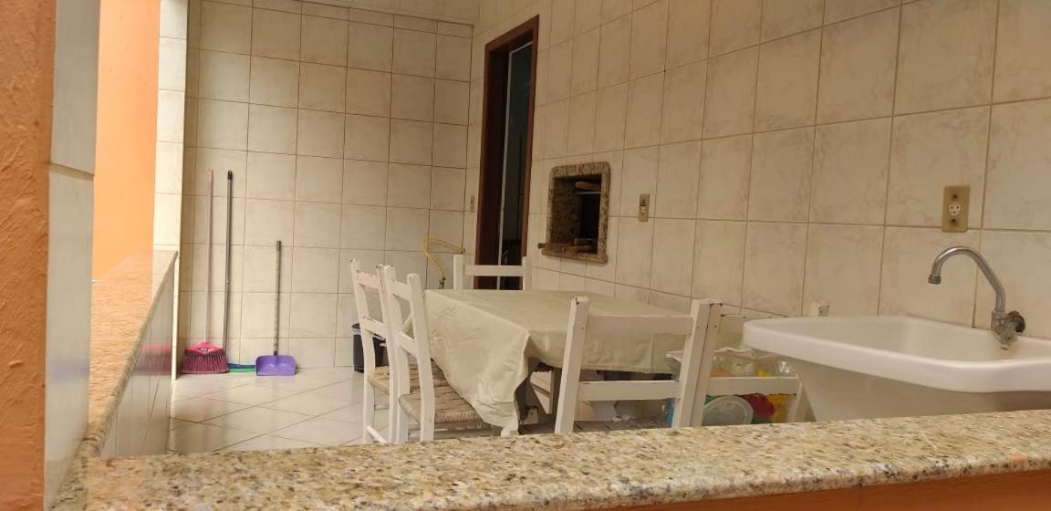 הוילה בומבינאס Casa 02 Dorm Na Rua Salmao מראה חיצוני תמונה