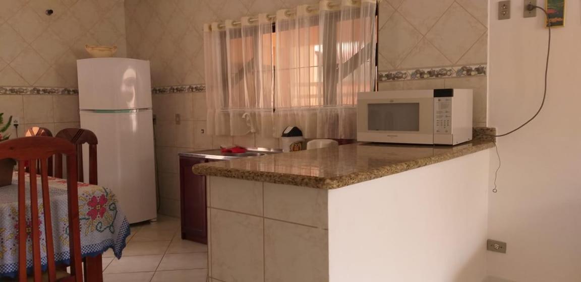 הוילה בומבינאס Casa 02 Dorm Na Rua Salmao מראה חיצוני תמונה