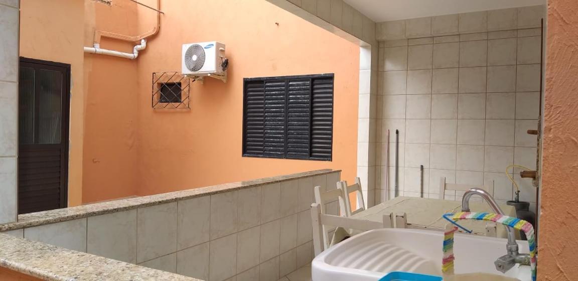 הוילה בומבינאס Casa 02 Dorm Na Rua Salmao מראה חיצוני תמונה