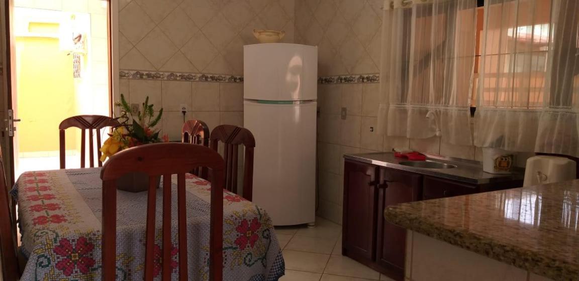 הוילה בומבינאס Casa 02 Dorm Na Rua Salmao מראה חיצוני תמונה