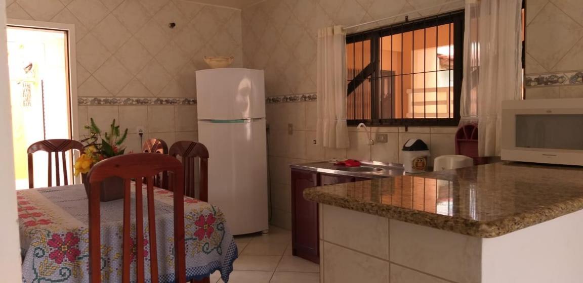 הוילה בומבינאס Casa 02 Dorm Na Rua Salmao מראה חיצוני תמונה