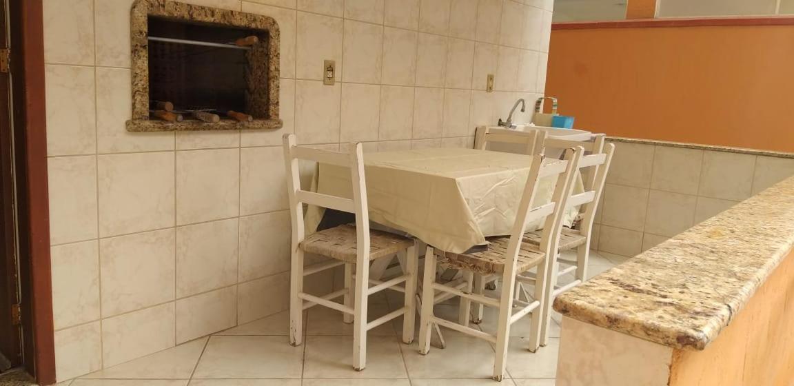הוילה בומבינאס Casa 02 Dorm Na Rua Salmao מראה חיצוני תמונה
