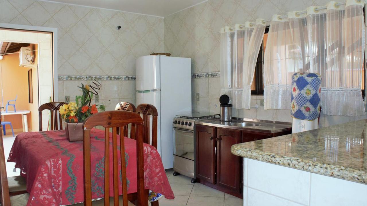 הוילה בומבינאס Casa 02 Dorm Na Rua Salmao מראה חיצוני תמונה